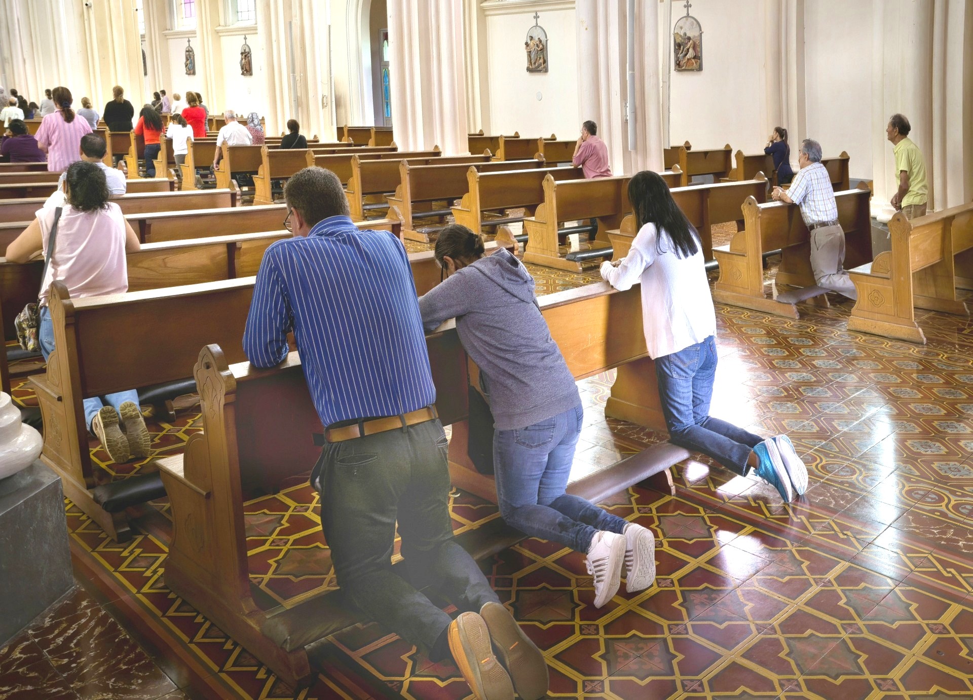 praying-in-church